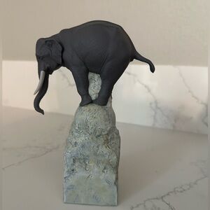 Lladro Elephant figurine, like new, no marks clean